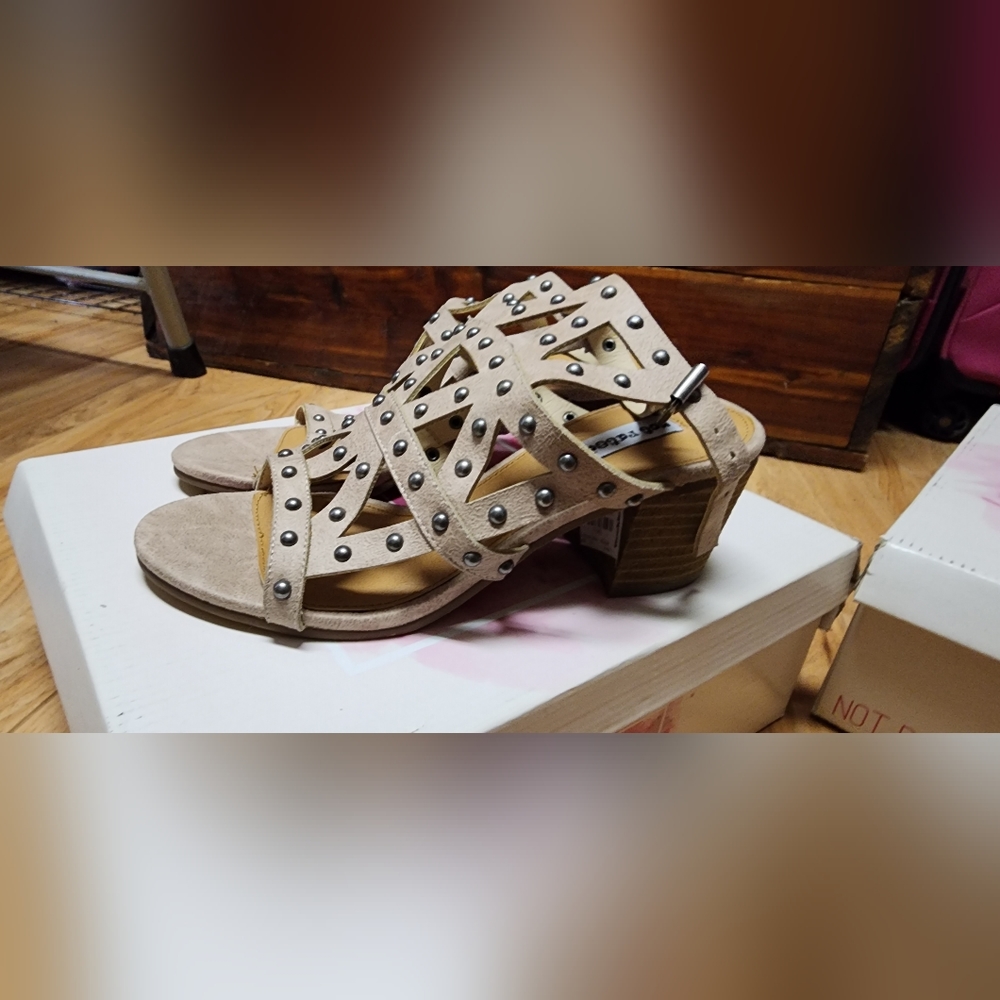 Not Rated NIB Sandals Size 7